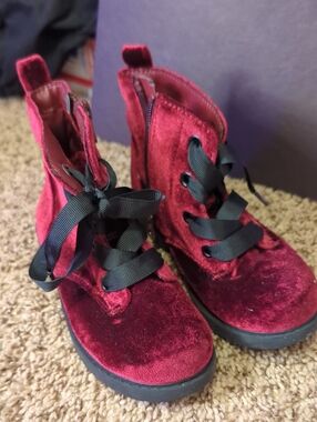 NWOT Cat & Jack Giovanna Burgundy Velvet Combat Boots Black Ribbon Laces Size 10